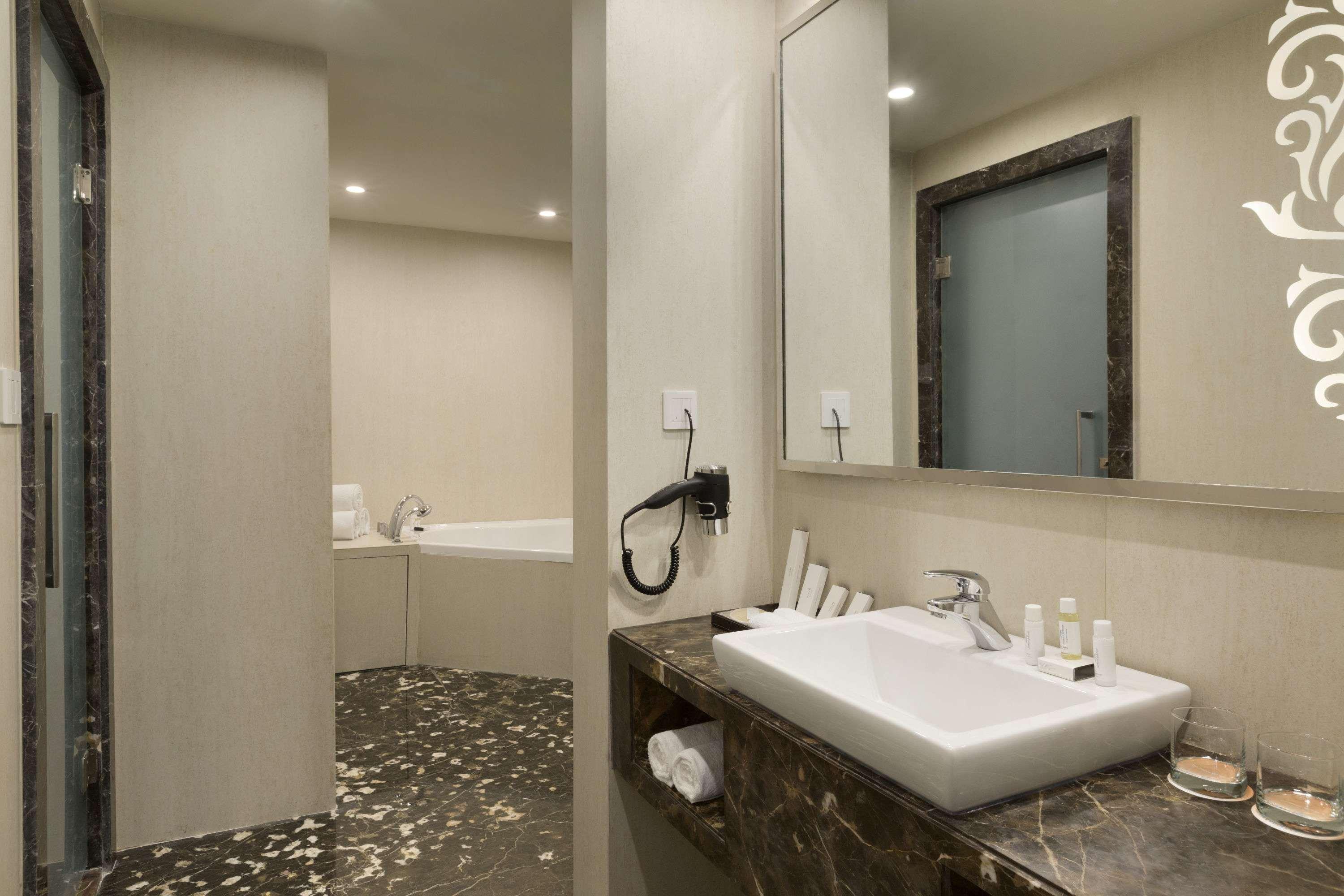 Howard Johnson By Wyndham, Hebbal, Bengaluru Eksteriør bilde